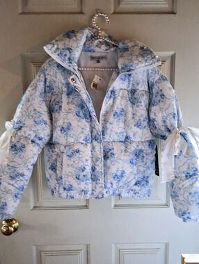 Madden GIRL Floral Puffer Jacket in Blue & White NWT